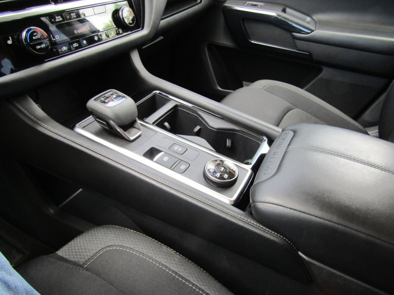 Nissan Pathfinder SV 4WD 2024
