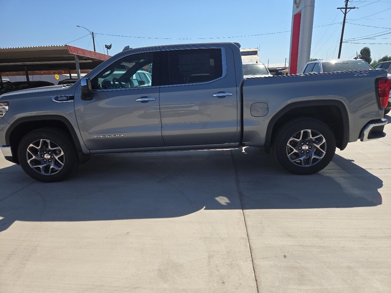 GMC Sierra 1500 4WD Crew Cab 147" SLT 2026