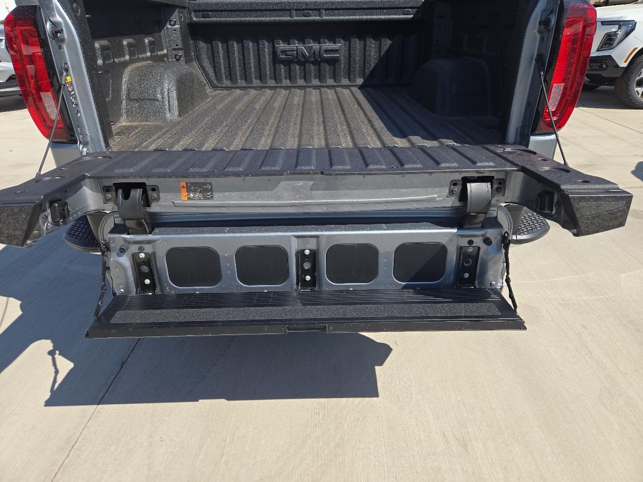 GMC Sierra 1500 4WD Crew Cab 147" SLT 2026