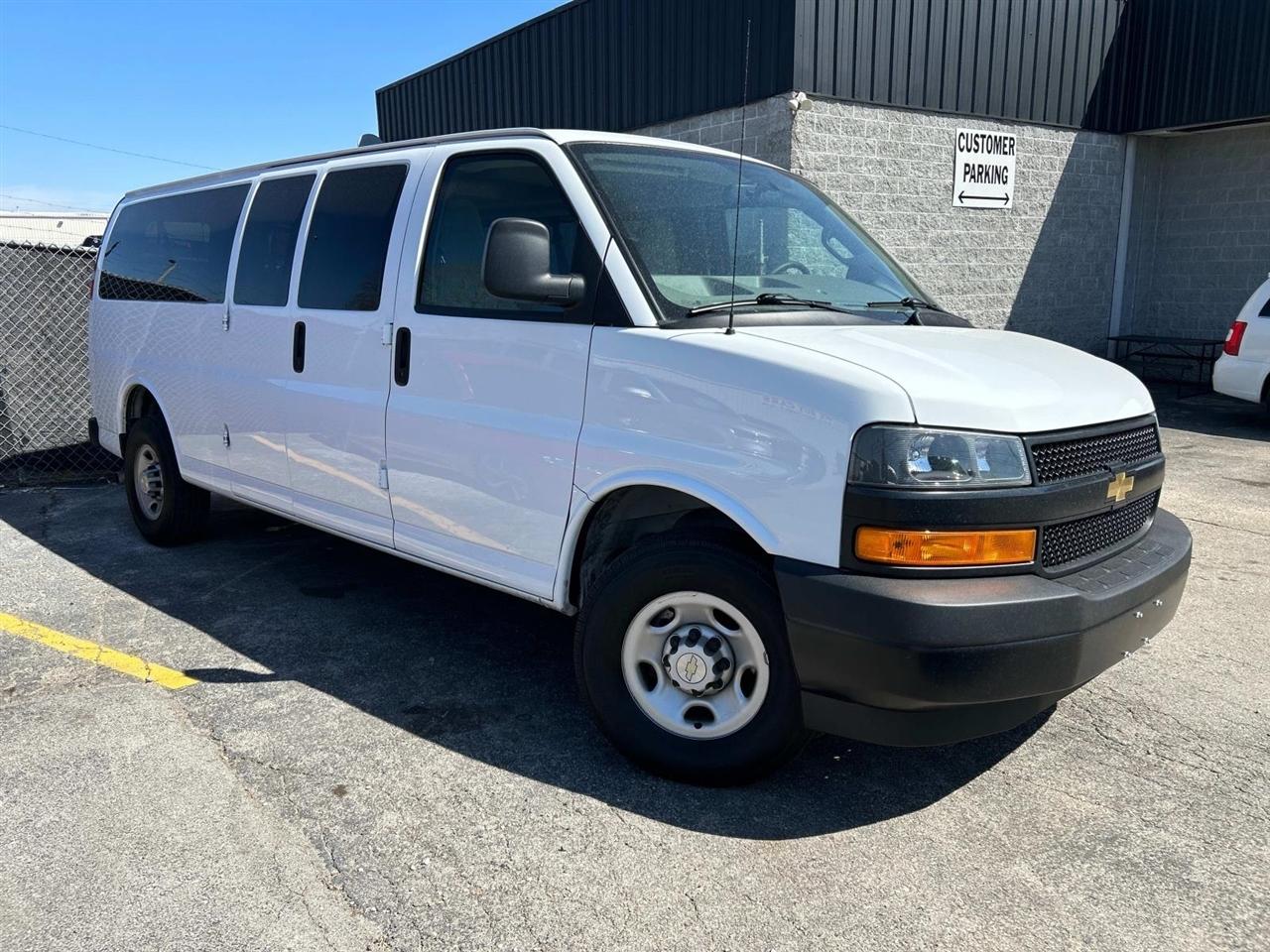 2023 Chevrolet Express Passenger RWD 3500 155" LS