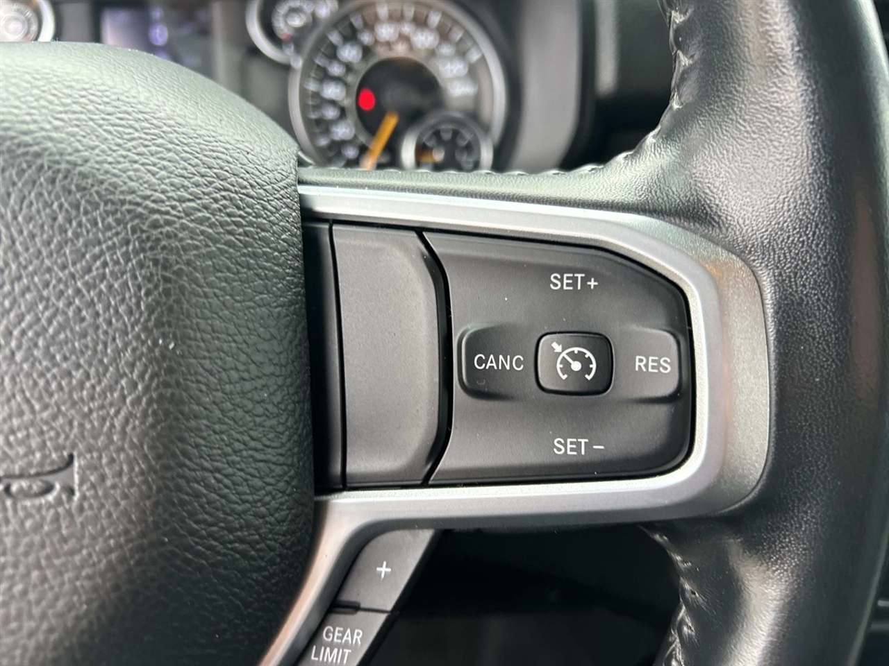 RAM 1500 Big Horn 4x4 Crew Cab 5'7" Box 2022