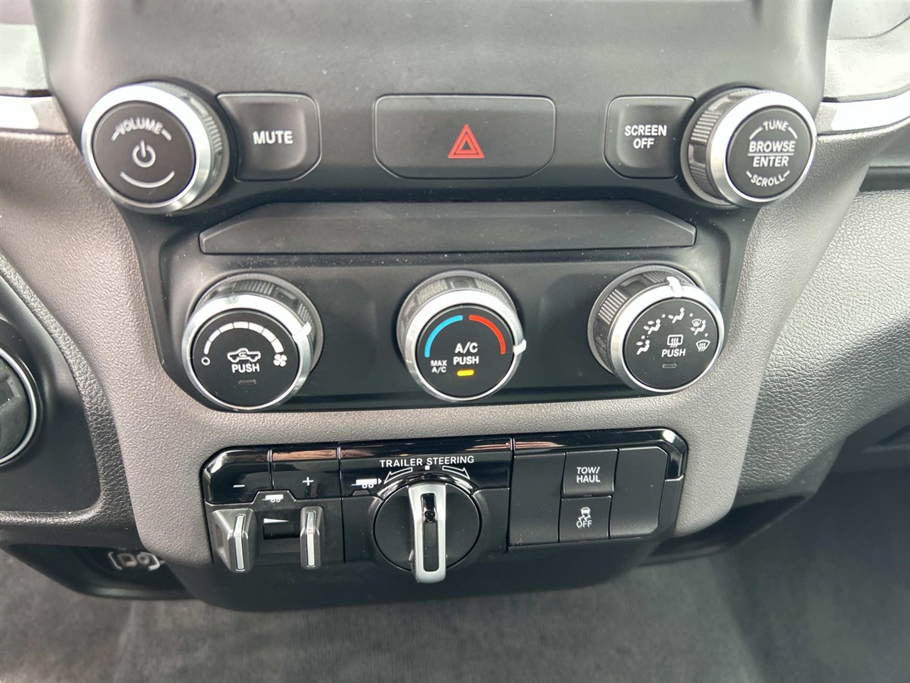 RAM 1500 Big Horn 4x4 Crew Cab 5'7" Box 2022