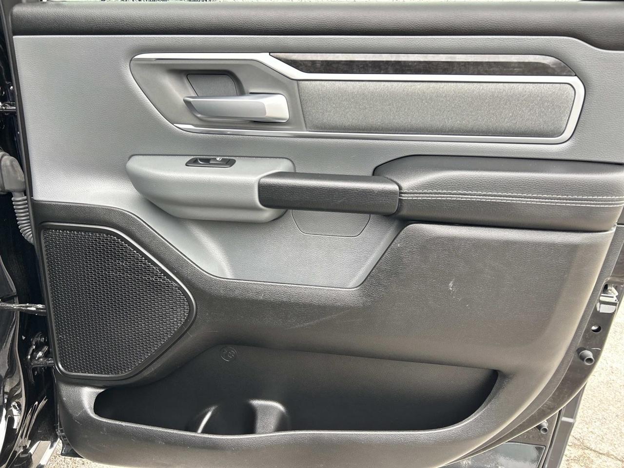 RAM 1500 Big Horn 4x4 Crew Cab 5'7" Box 2022