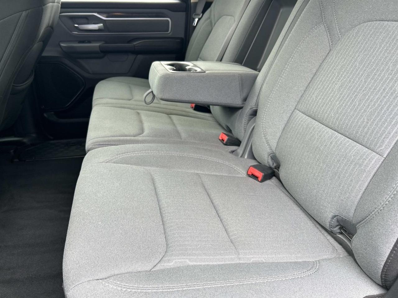 RAM 1500 Big Horn 4x4 Crew Cab 5'7" Box 2020