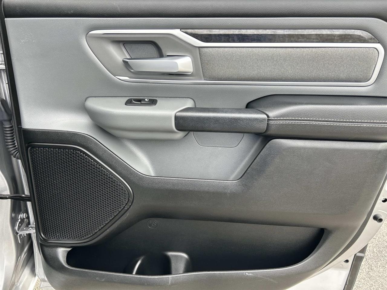 RAM 1500 Big Horn 4x4 Crew Cab 5'7" Box 2020