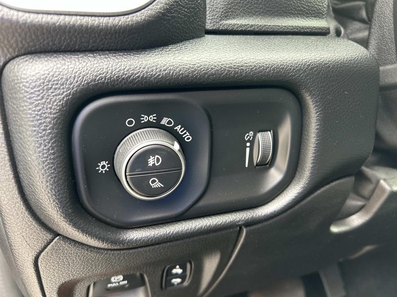 RAM 1500 Big Horn 4x4 Crew Cab 5'7" Box 2020