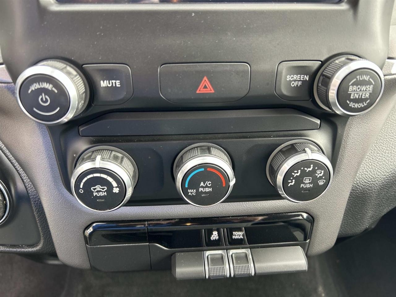 RAM 1500 Big Horn 4x4 Crew Cab 5'7" Box 2020