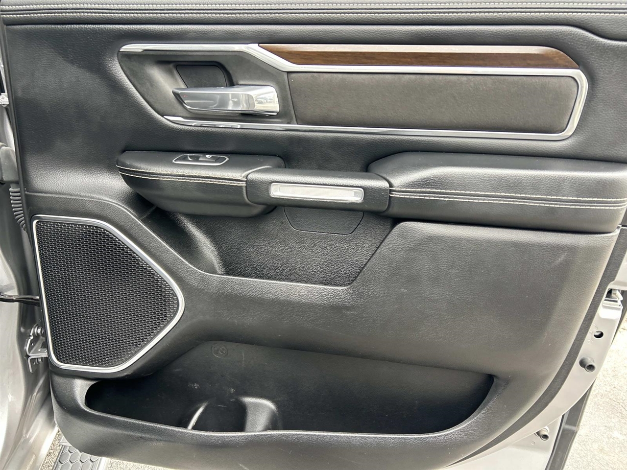 RAM 1500 Laramie 4x4 Crew Cab 5'7" Box 2021