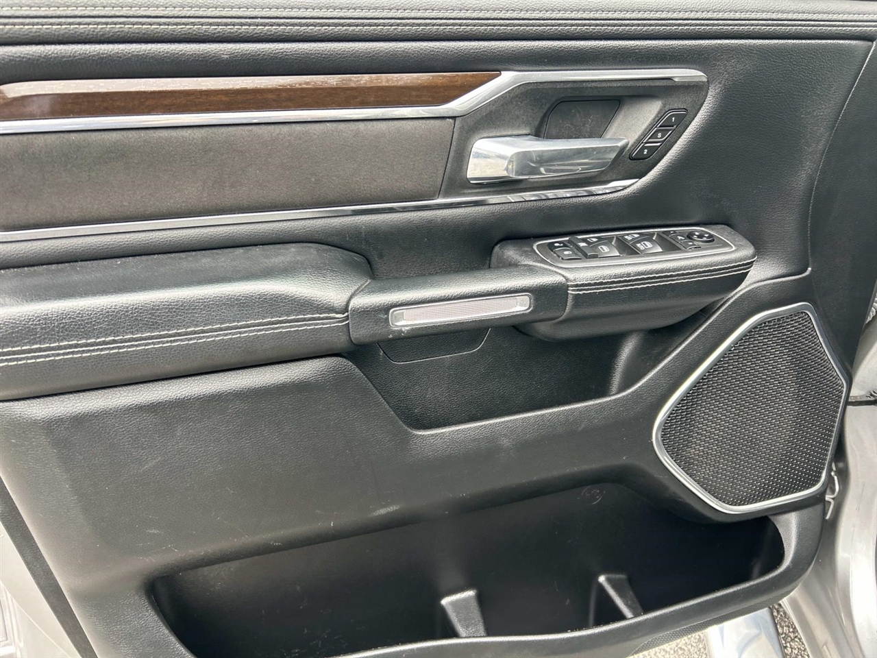 RAM 1500 Laramie 4x4 Crew Cab 5'7" Box 2021