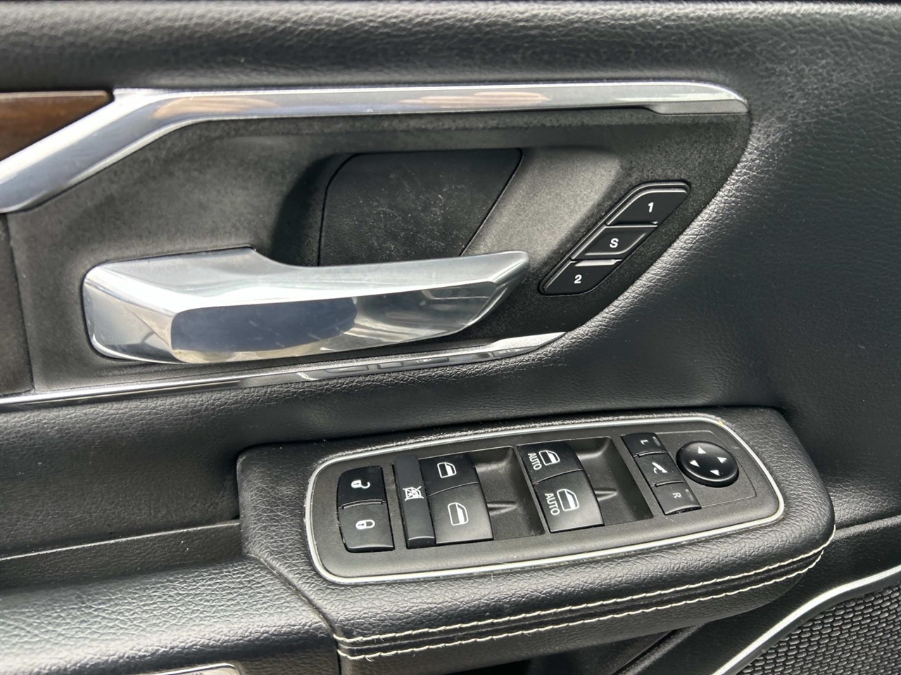 RAM 1500 Laramie 4x4 Crew Cab 5'7" Box 2021