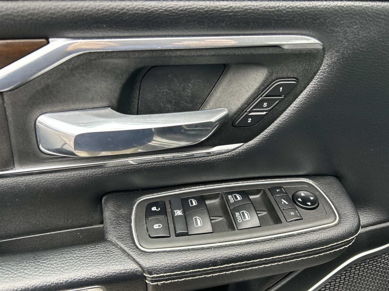 RAM 1500 Laramie 4x4 Crew Cab 5'7" Box 2021