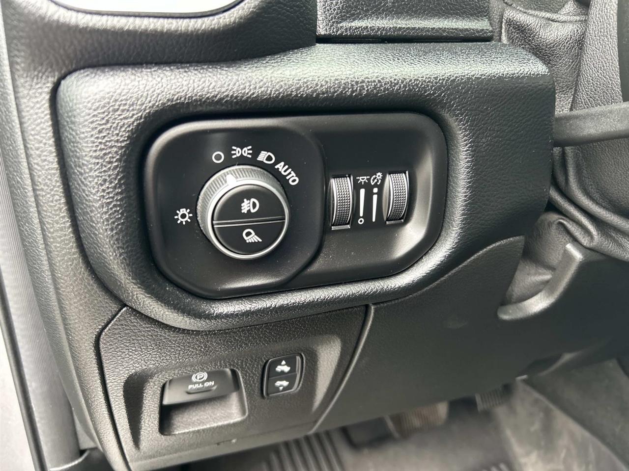 RAM 1500 Laramie 4x4 Crew Cab 5'7" Box 2021