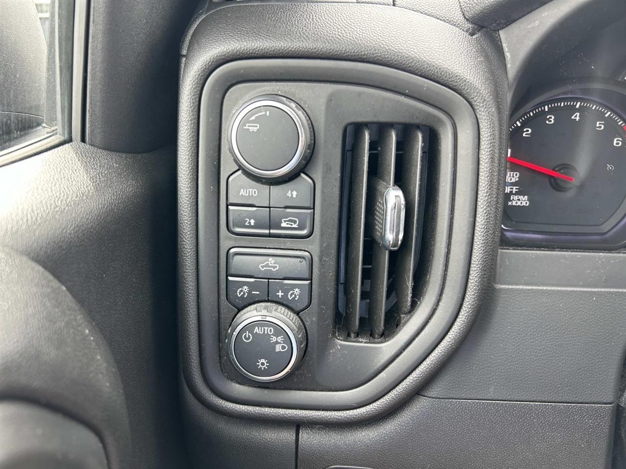 Chevrolet Silverado 1500 4WD Crew Cab 147" Custom 2020