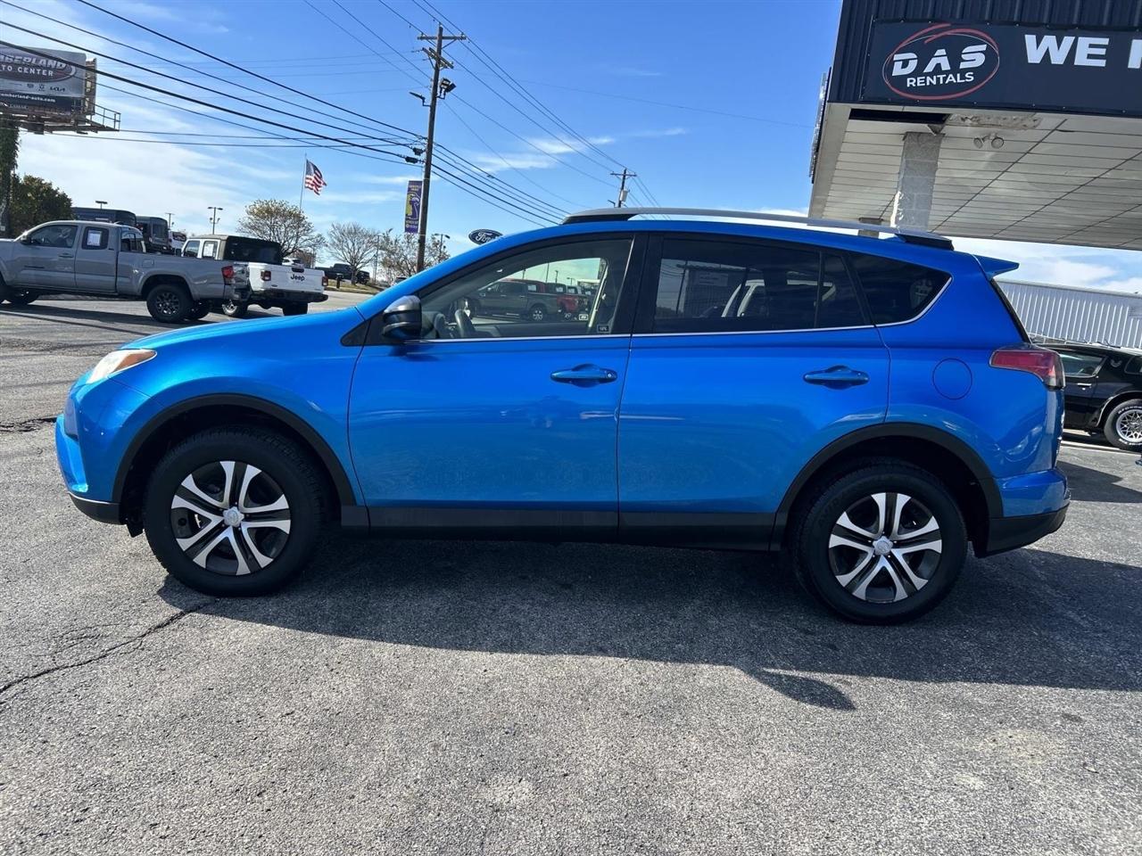 Toyota RAV4 LE FWD (Natl) 2017