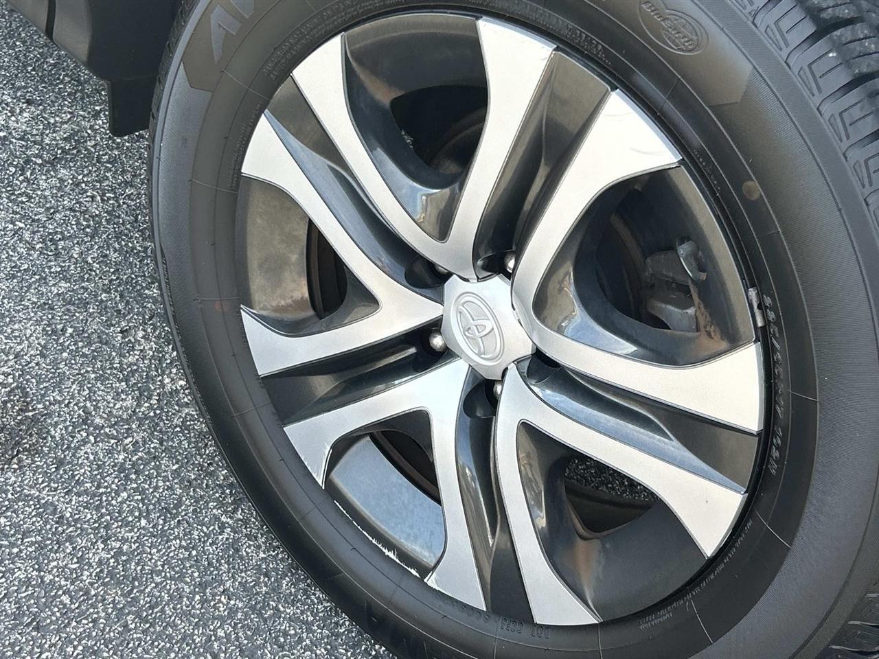 Toyota RAV4 LE FWD (Natl) 2017