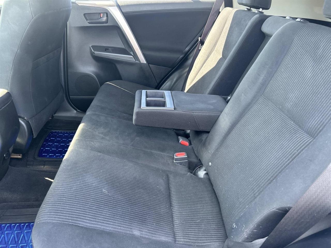 Toyota RAV4 LE FWD (Natl) 2017