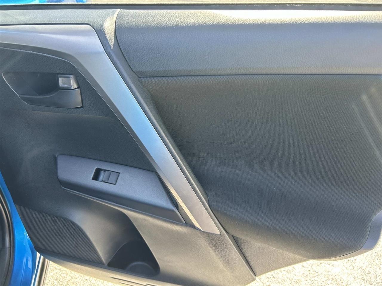 Toyota RAV4 LE FWD (Natl) 2017