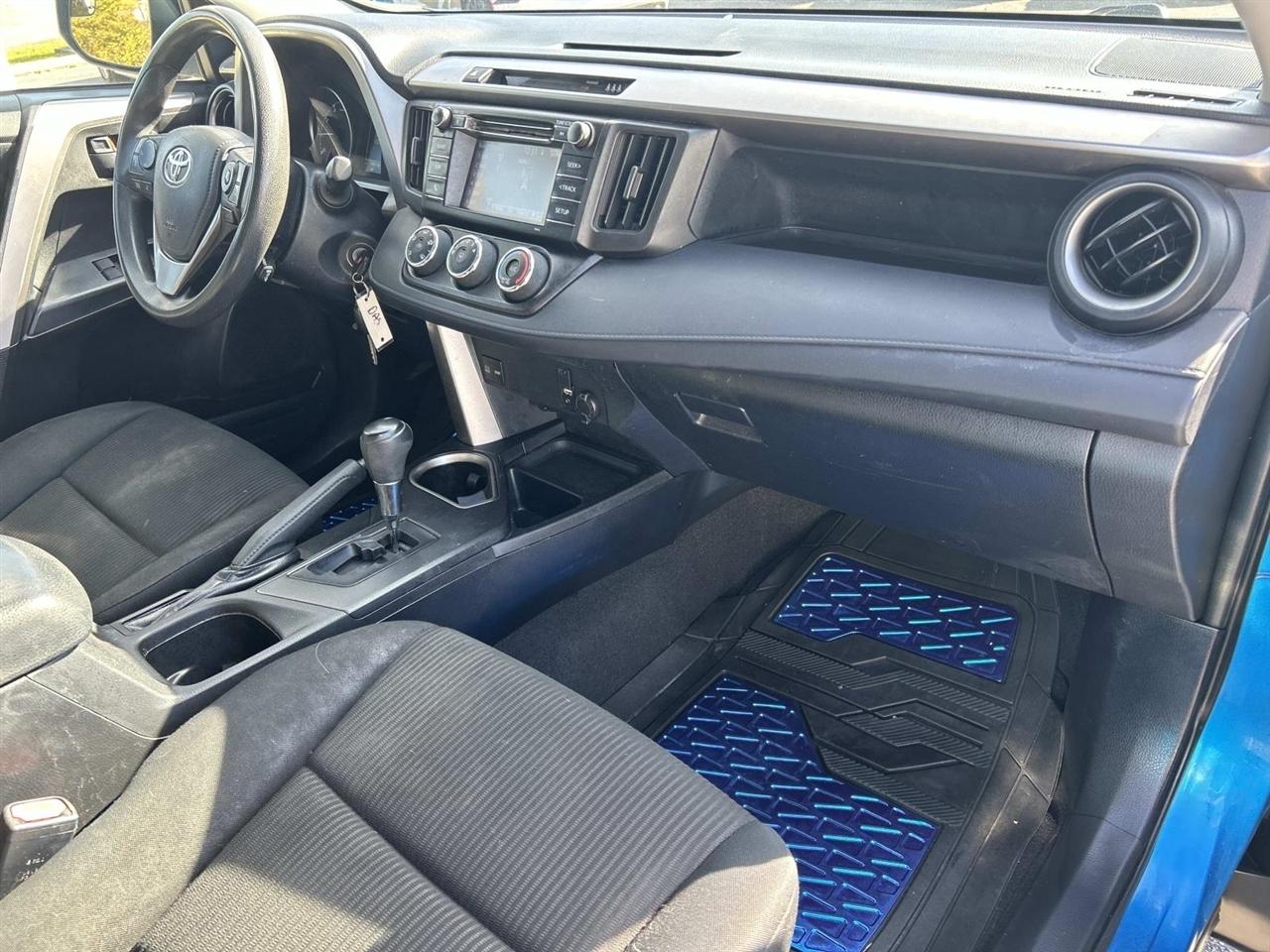 Toyota RAV4 LE FWD (Natl) 2017