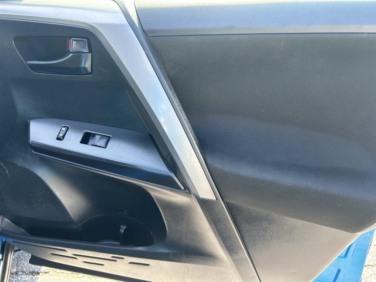 Toyota RAV4 LE FWD (Natl) 2017