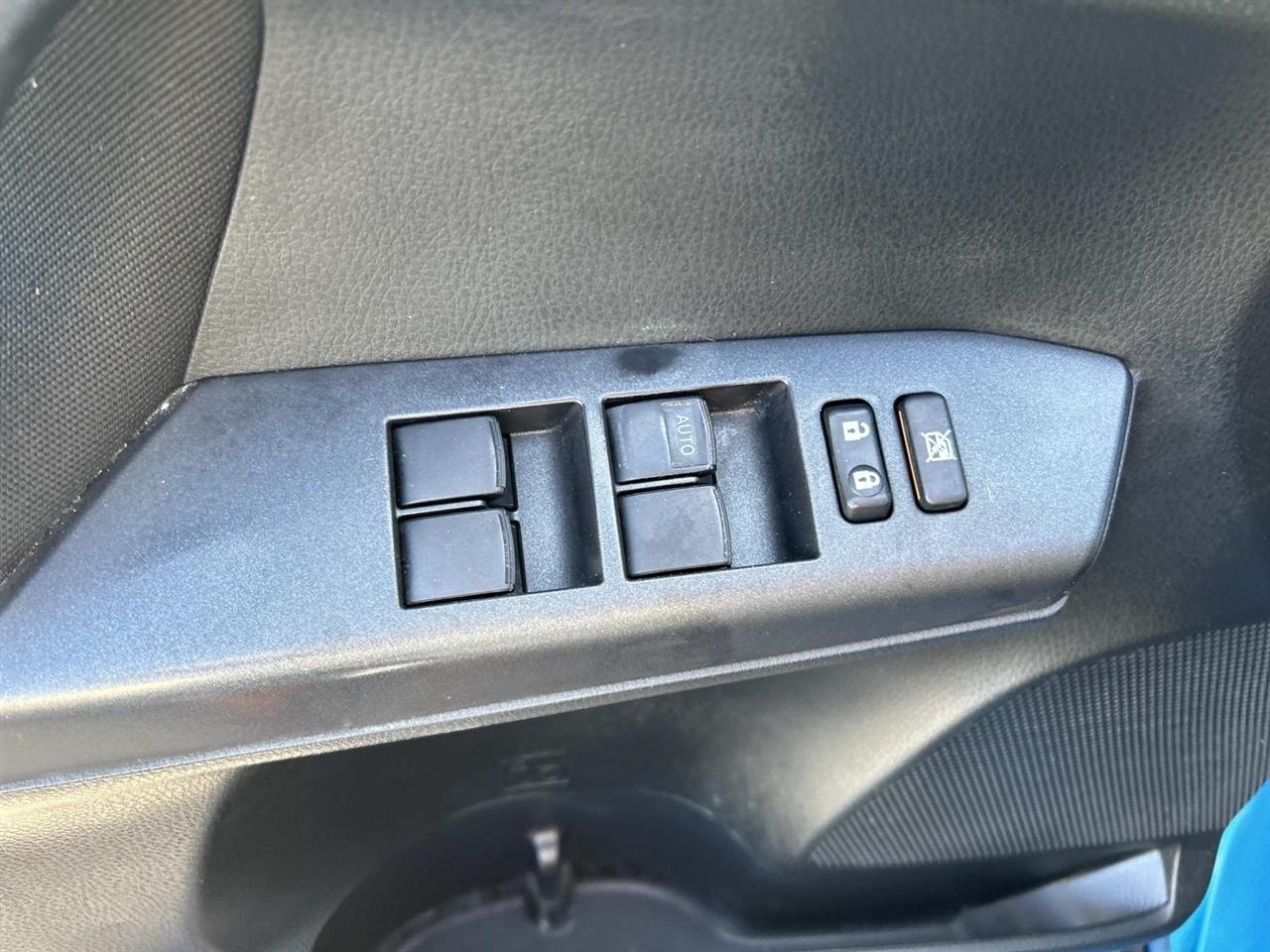 Toyota RAV4 LE FWD (Natl) 2017