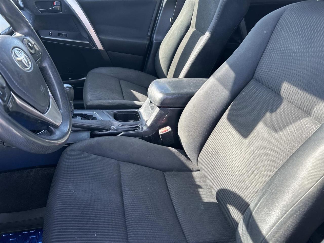 Toyota RAV4 LE FWD (Natl) 2017