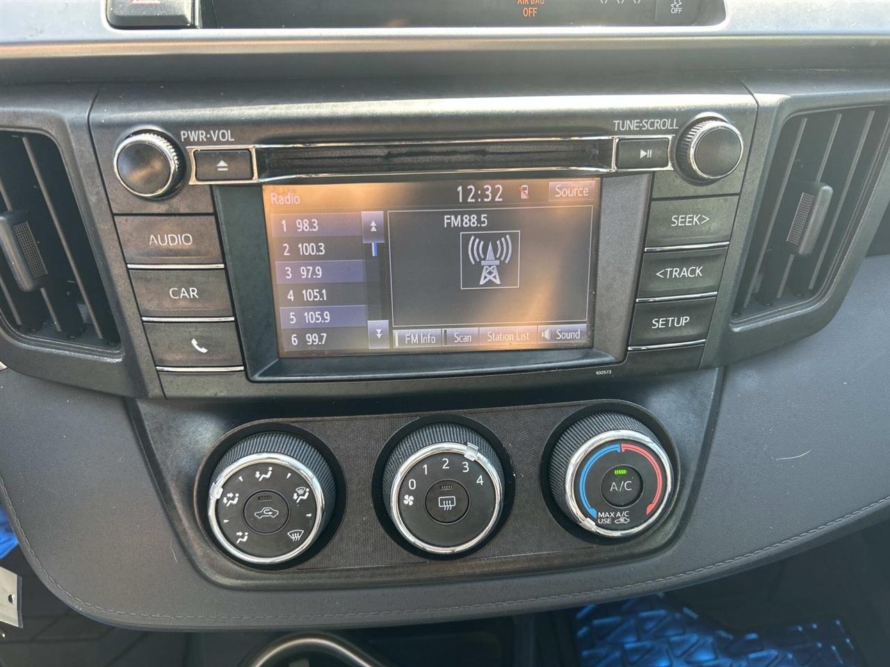 Toyota RAV4 LE FWD (Natl) 2017