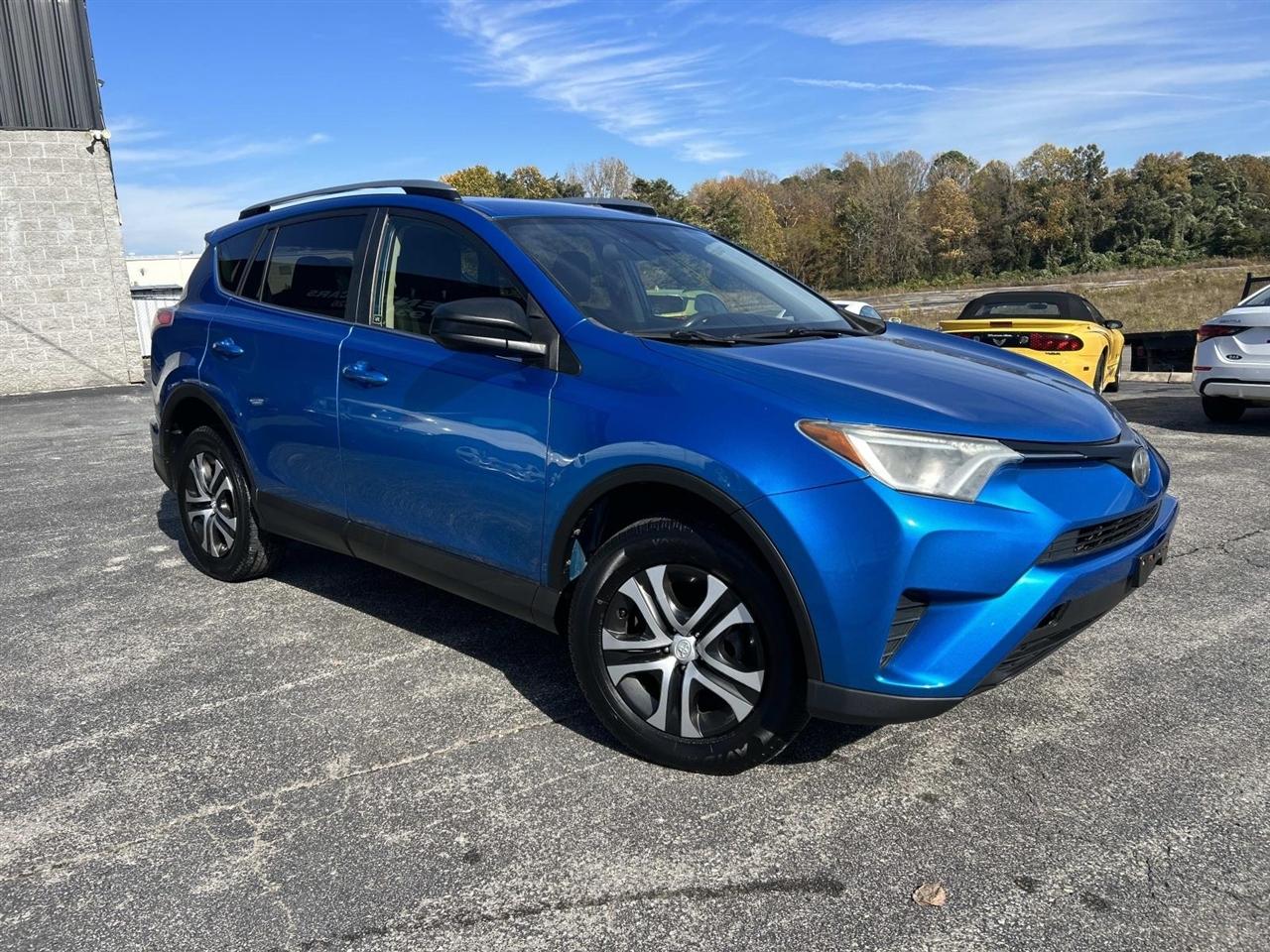 Toyota RAV4 LE FWD (Natl) 2017