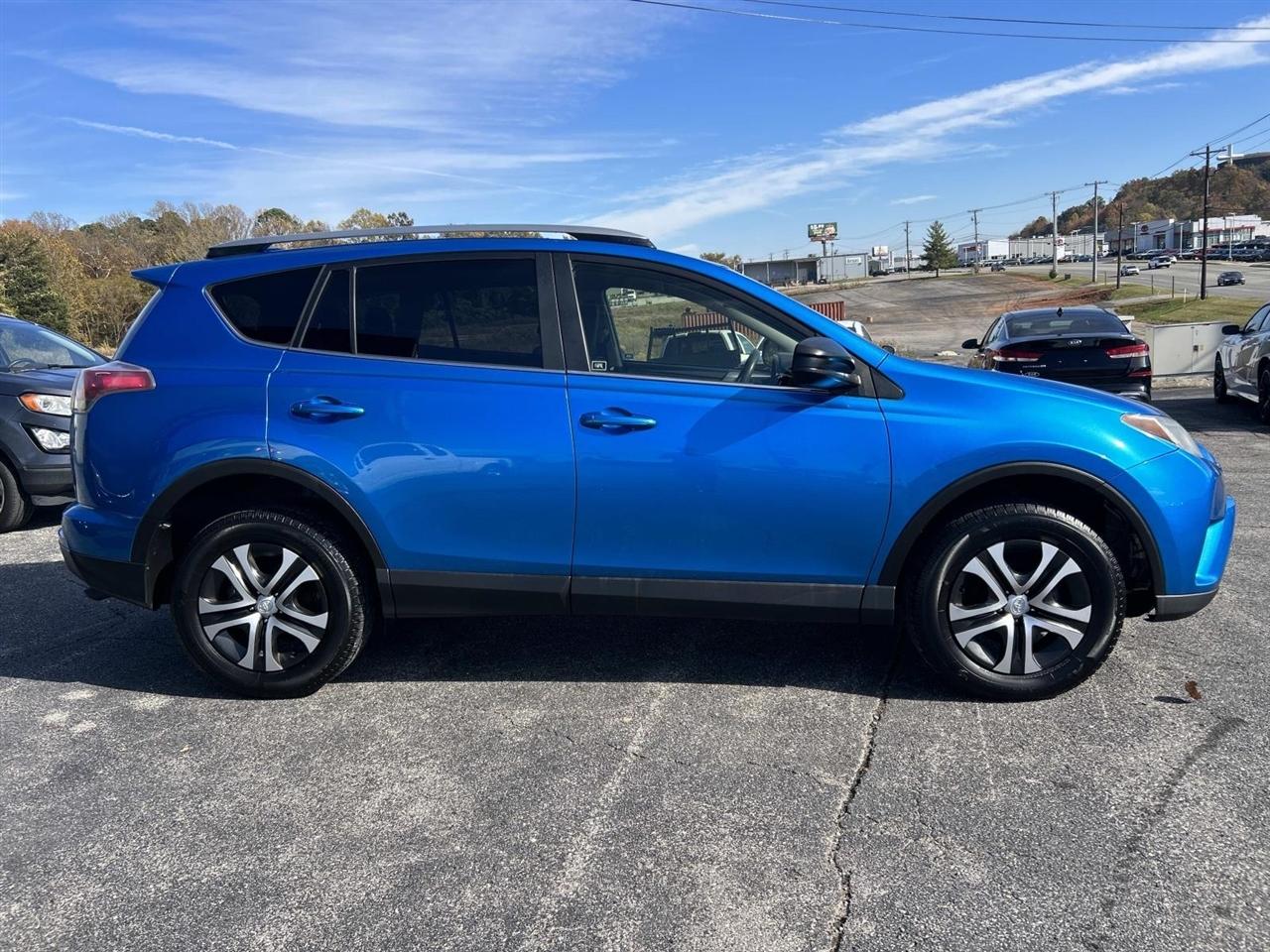 Toyota RAV4 LE FWD (Natl) 2017