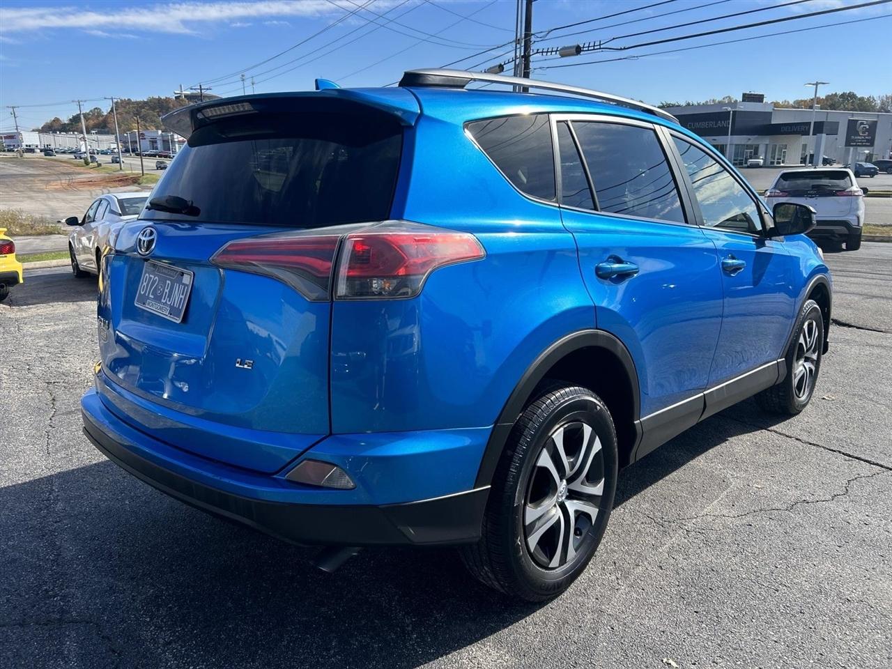 Toyota RAV4 LE FWD (Natl) 2017