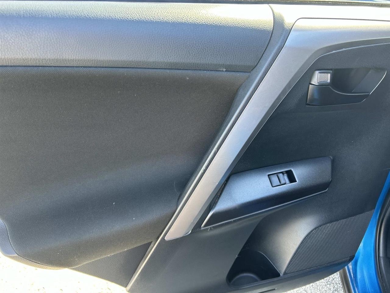 Toyota RAV4 LE FWD (Natl) 2017