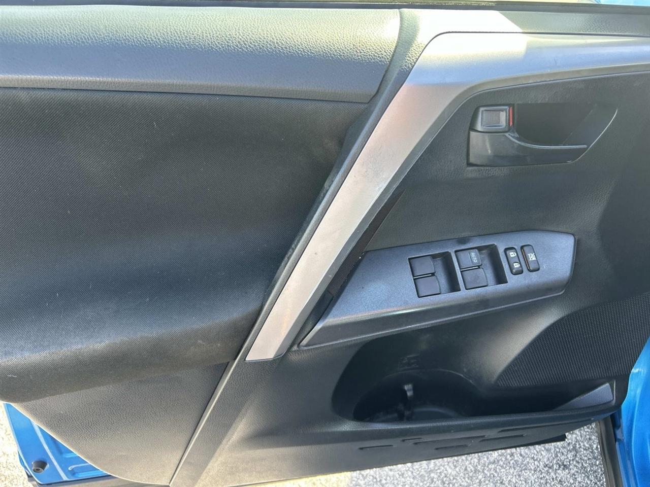 Toyota RAV4 LE FWD (Natl) 2017