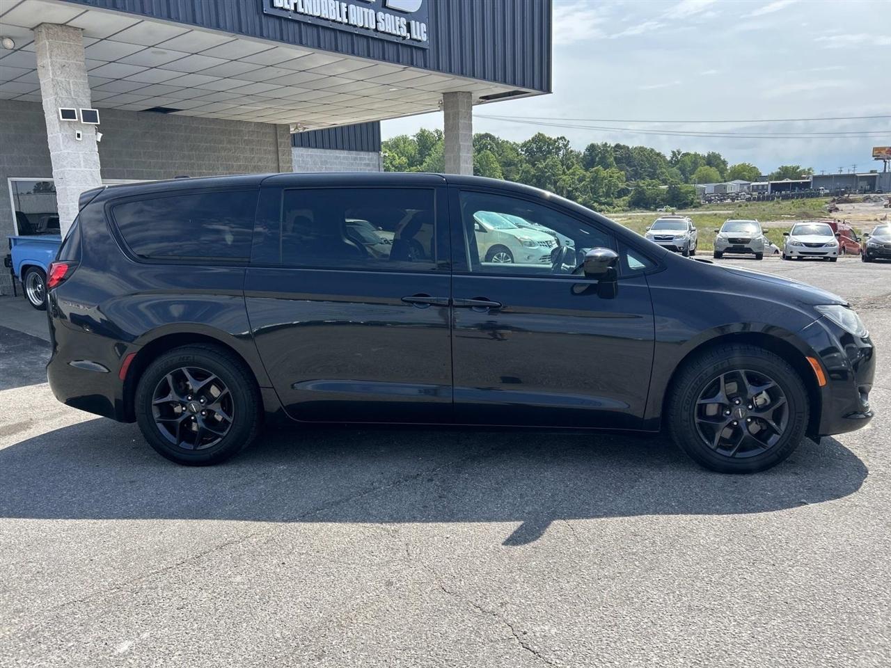 Chrysler Pacifica Touring FWD 2020