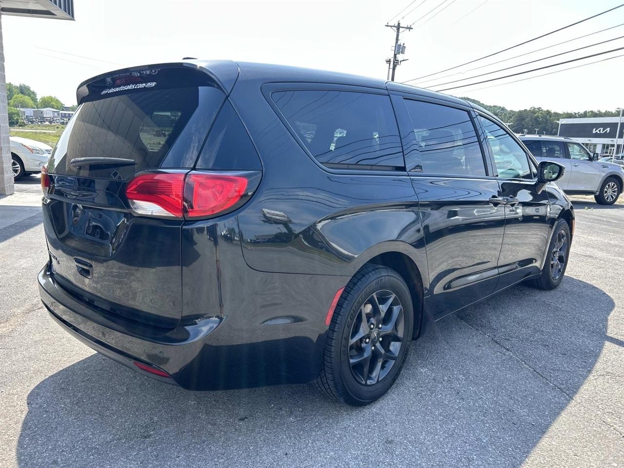 Chrysler Pacifica Touring FWD 2020