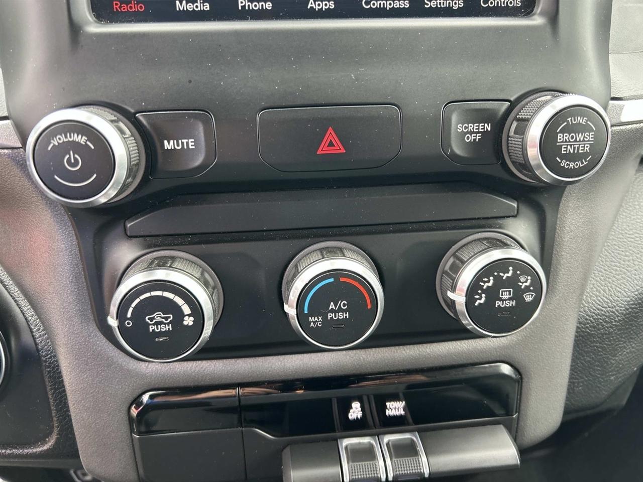 RAM 1500 Big Horn 4x4 Crew Cab 5'7" Box 2021