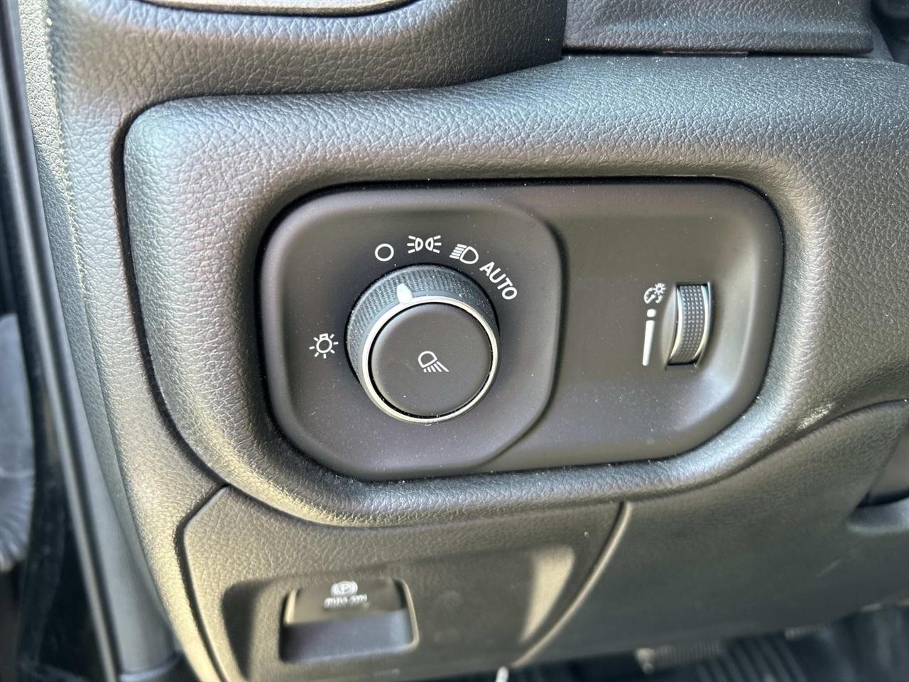 RAM 1500 Tradesman 4x2 Quad Cab 6'4" Box 2022