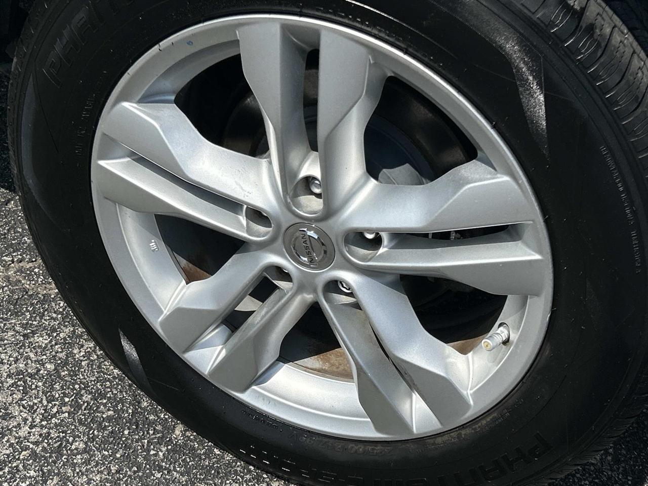 Nissan Rogue FWD 4dr SV 2012