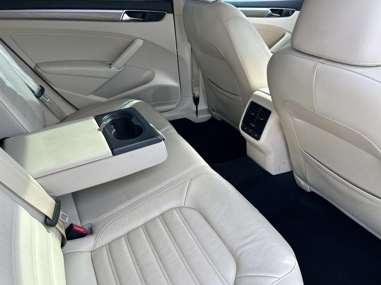 Volkswagen Passat 1.8T SEL Premium Auto 2017