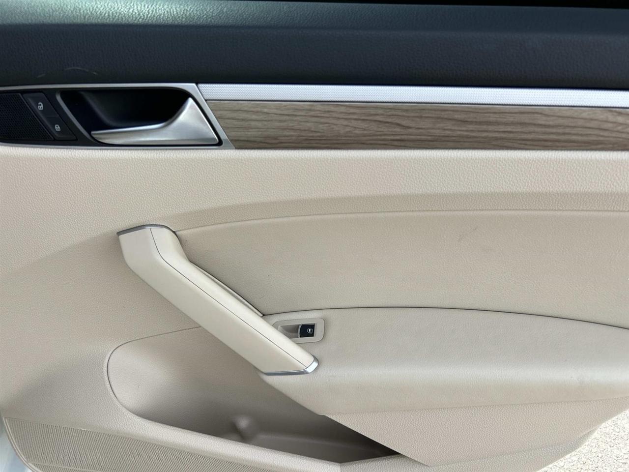Volkswagen Passat 1.8T SEL Premium Auto 2017