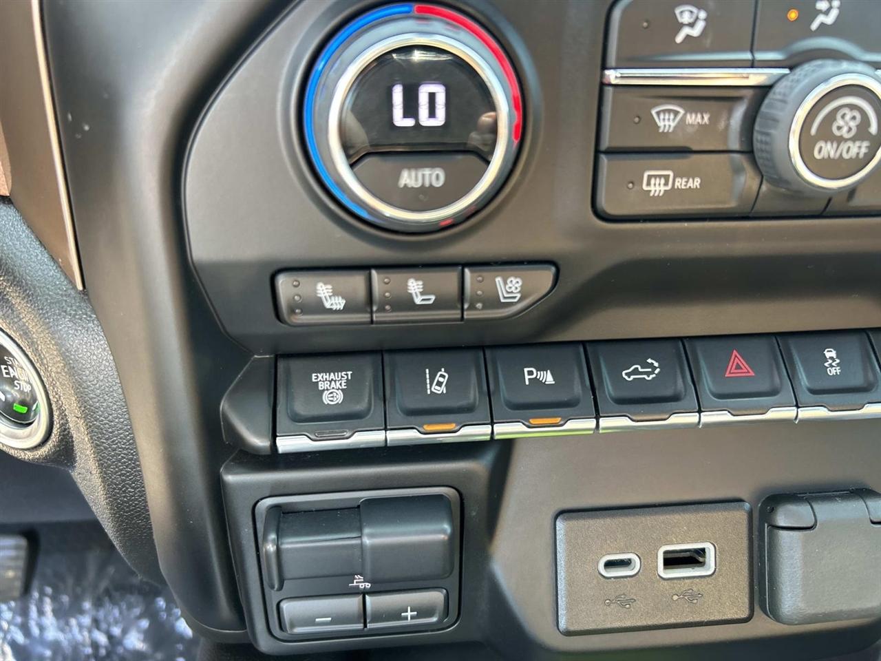 Chevrolet Silverado 3500HD 4WD Crew Cab 159" High Country 2023