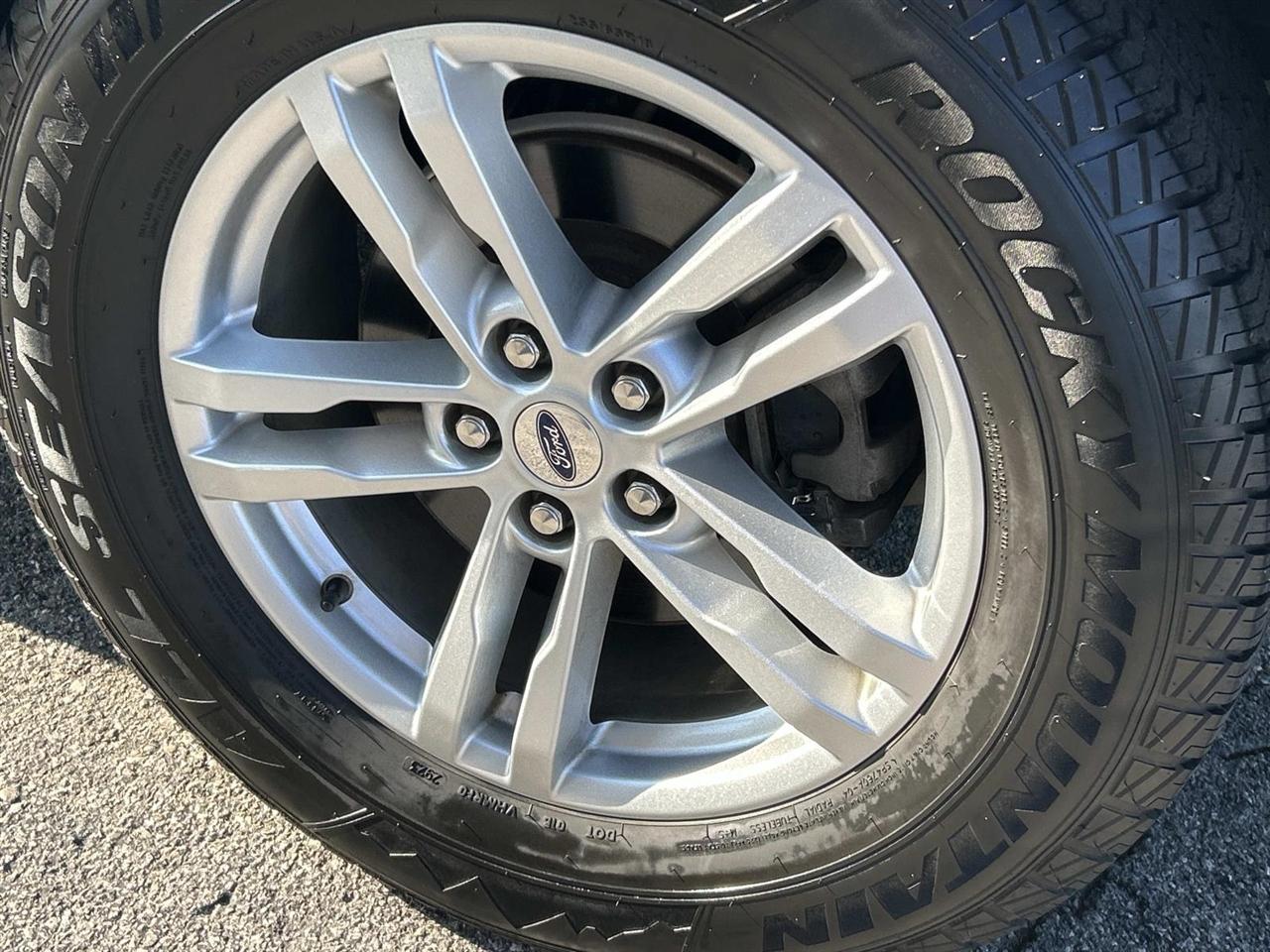 Ford Explorer photo 12