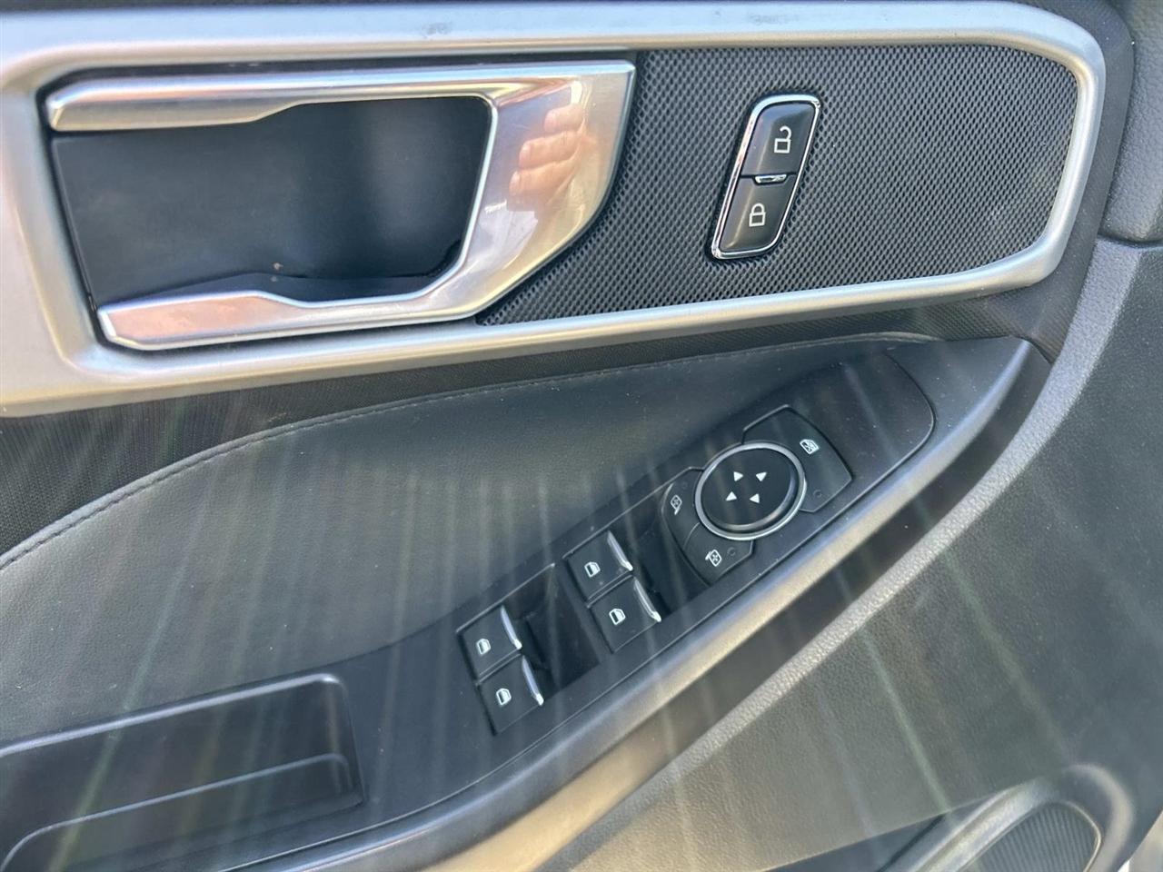 Ford Explorer photo 25