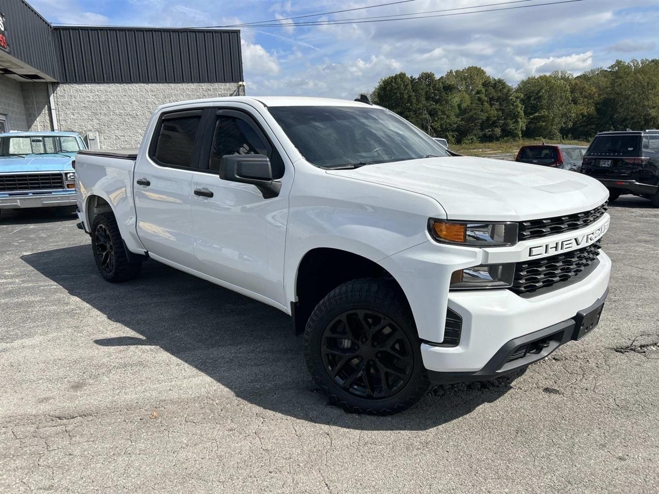 Chevrolet Silverado photo 2