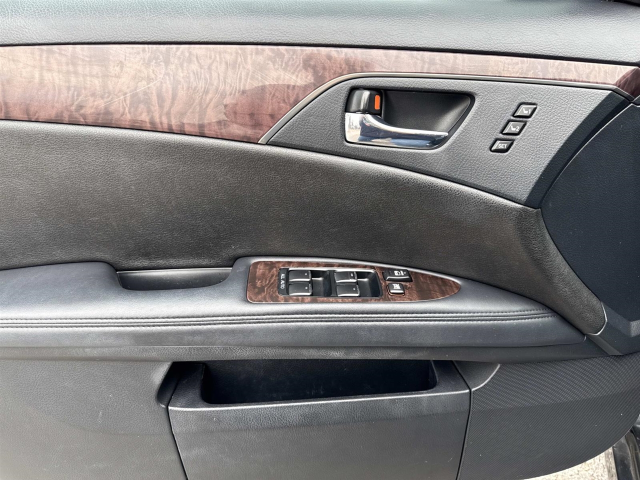 Toyota Avalon 4dr Sdn (Natl) 2011