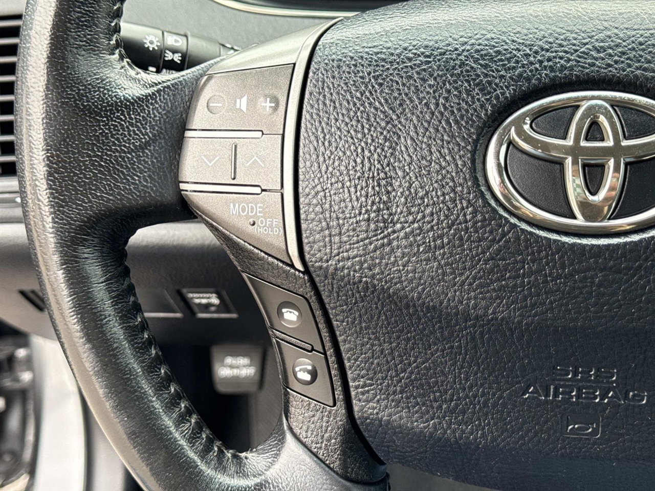 Toyota Avalon 4dr Sdn (Natl) 2011