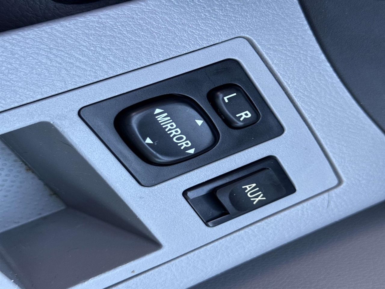 Toyota RAV4 FWD 4dr V6 5-Spd AT Ltd (Natl) 2010