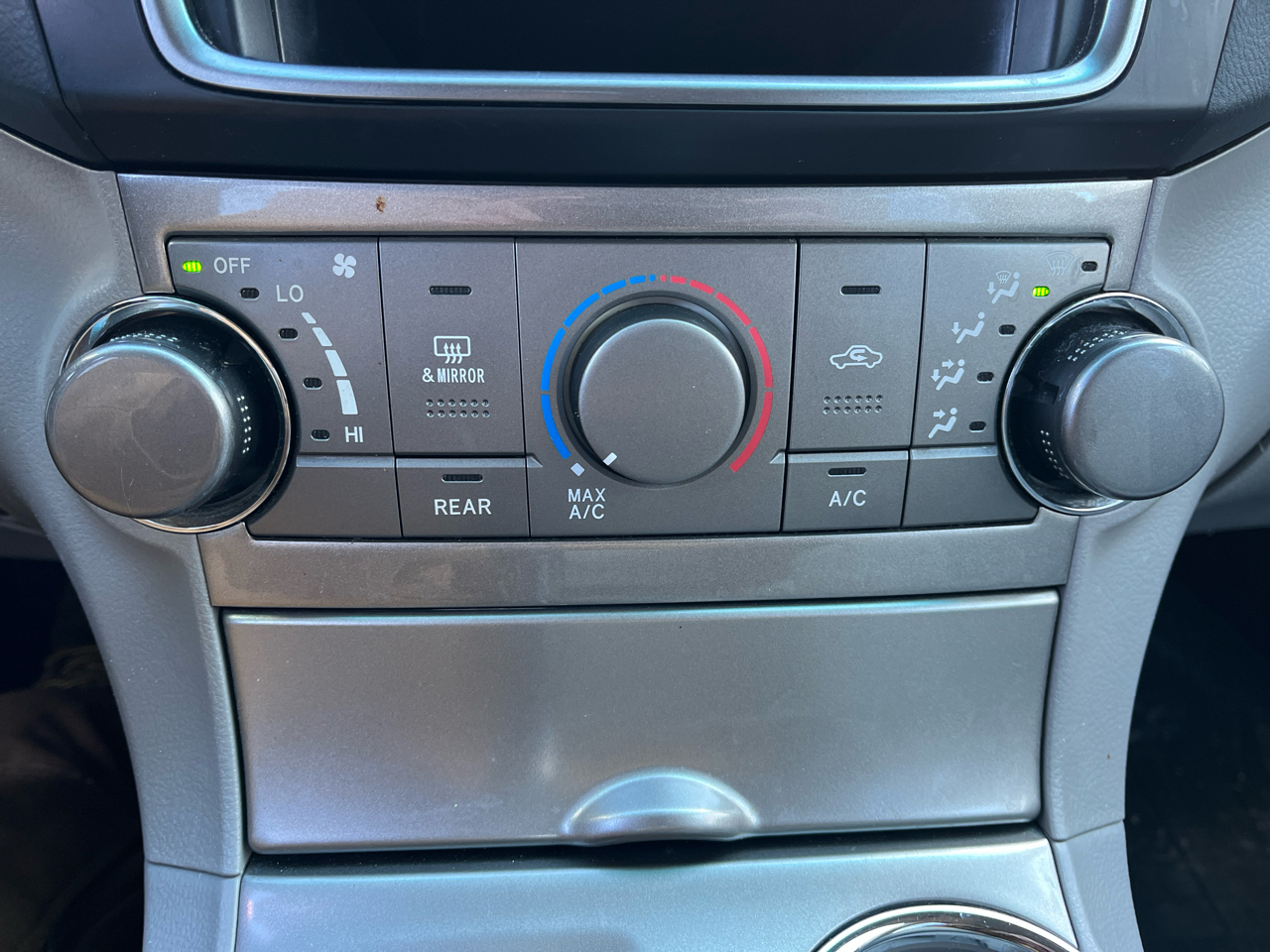 Toyota Highlander Plus 4D SUV FWD 2013