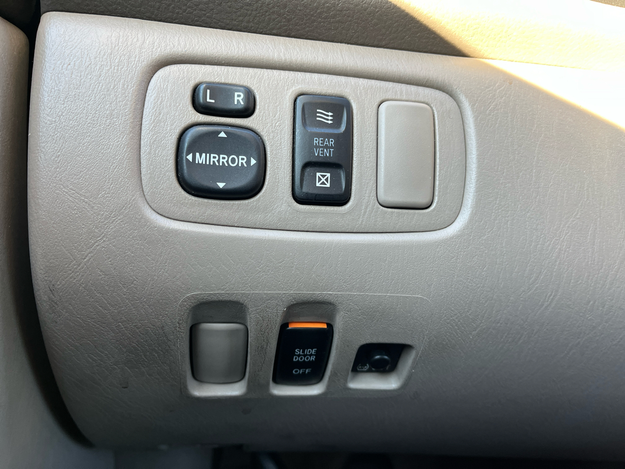 Toyota Sienna LE - 7 Passenger Seating 2006