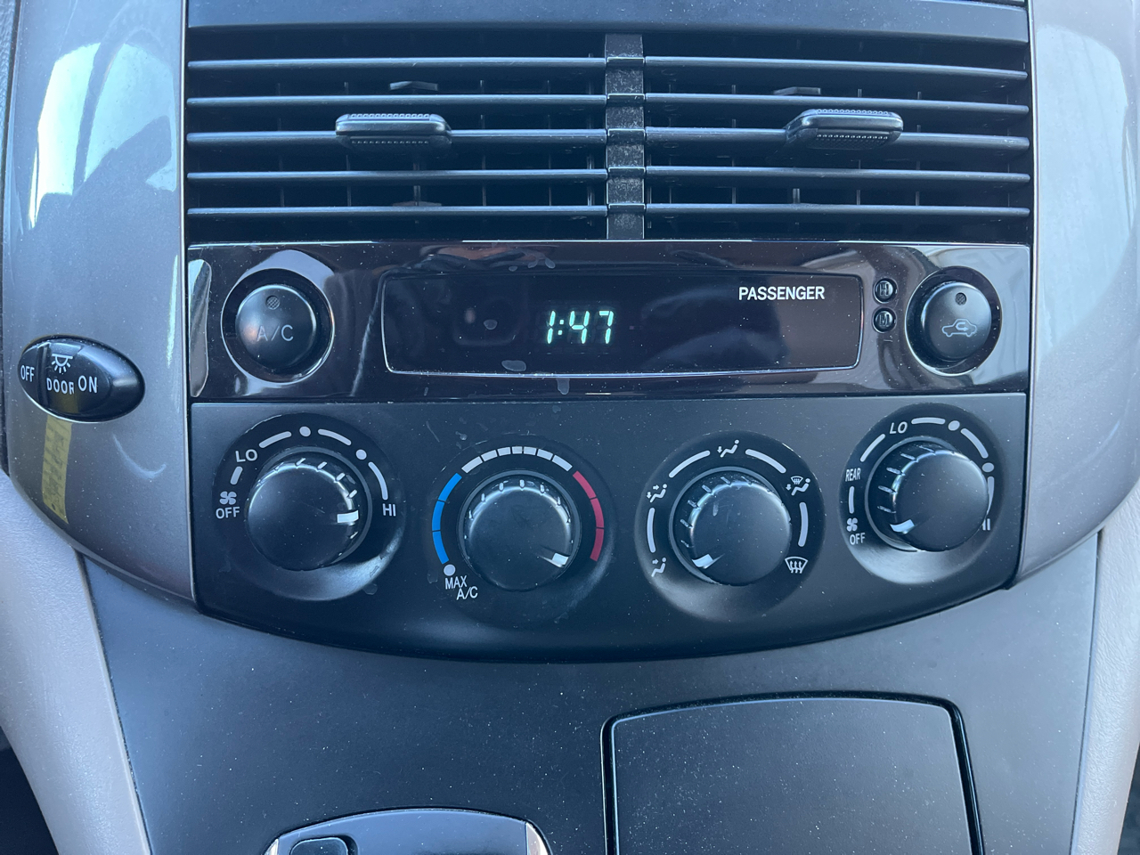 Toyota Sienna LE - 7 Passenger Seating 2006