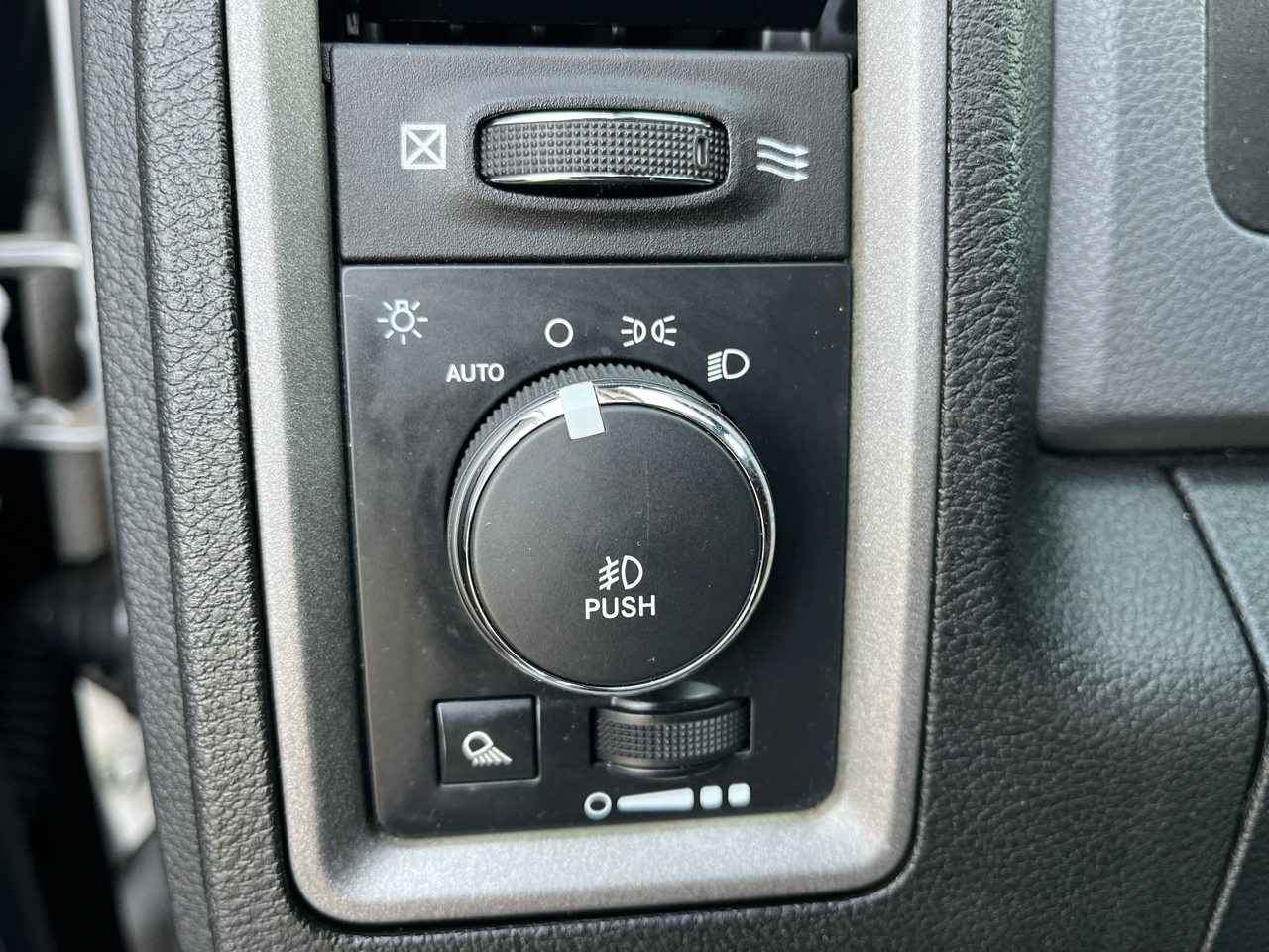 RAM 1500 2WD Quad Cab 140.5" Express 2015