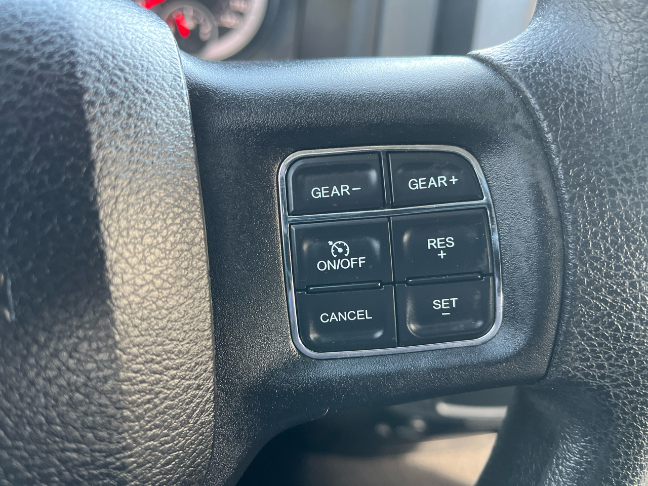 RAM 1500 2WD Quad Cab 140.5" Express 2015